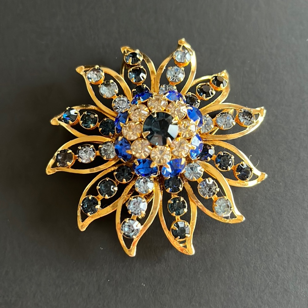 Vintage Estate Jewelry Signed Judy
Lee Blue Tones & Clear Crystal Stacked Brooch